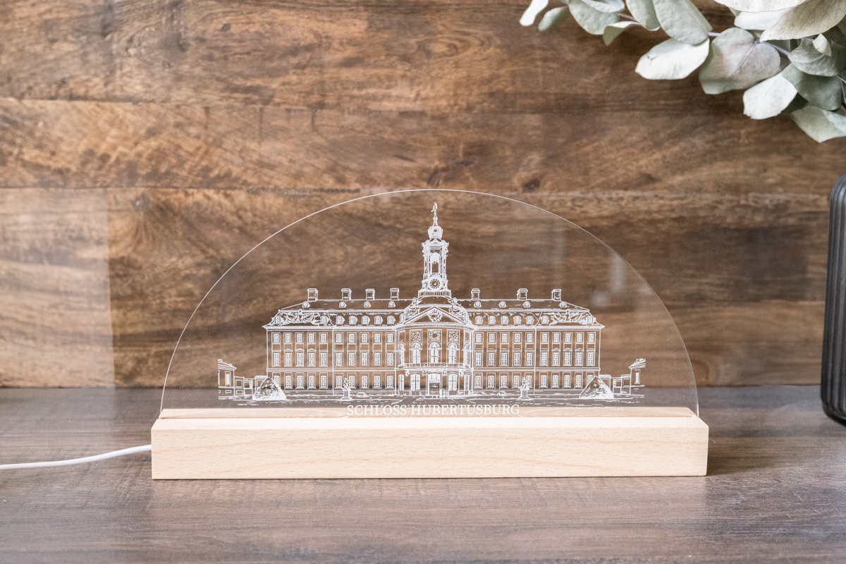 Warmweiß leuchtende LED Acrylglas-Lampe mit Gravur von Schloss Hubertusburg auf Holzsockel